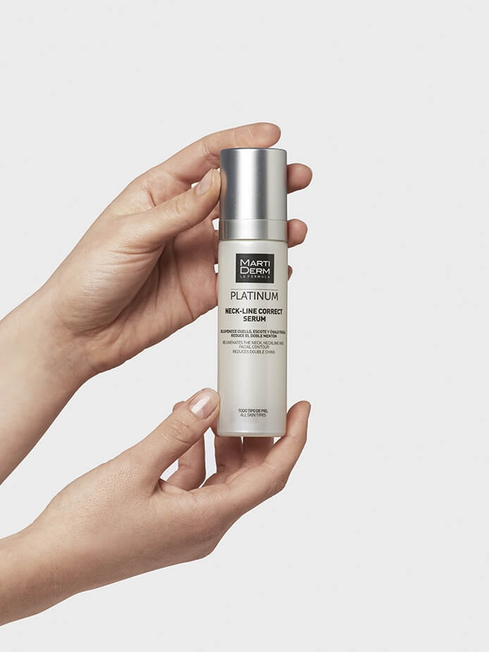 Neck-Line-Correct-Serum-mano